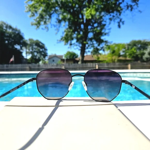 Quay Polarized Sunglasses - Picture 3 of 6